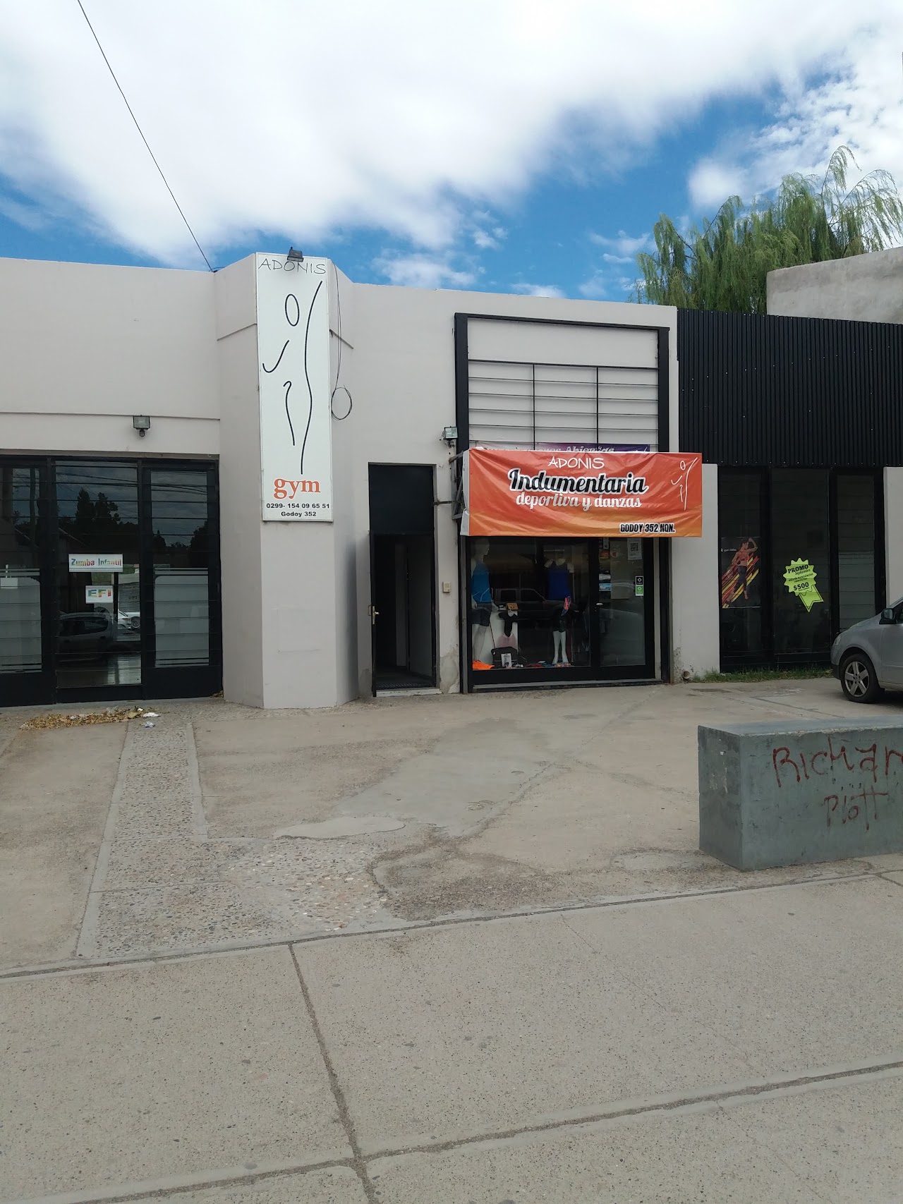 Fachada de Adonis Gym en Neuquén