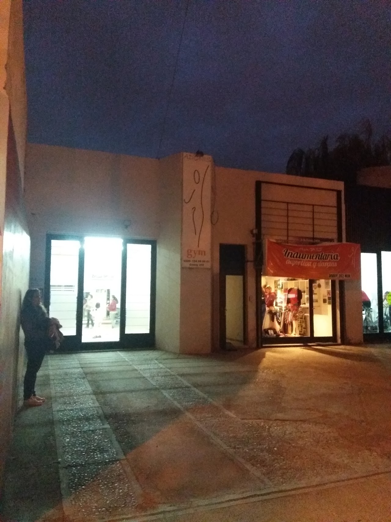 Fachada de Adonis Gym de noche